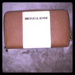 Michael Kors zip wallet